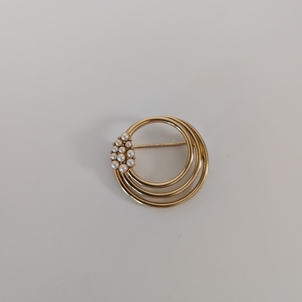 Vintage Signed Trifari Round Gold Tone w/ Faux Pearls Brooch Pin